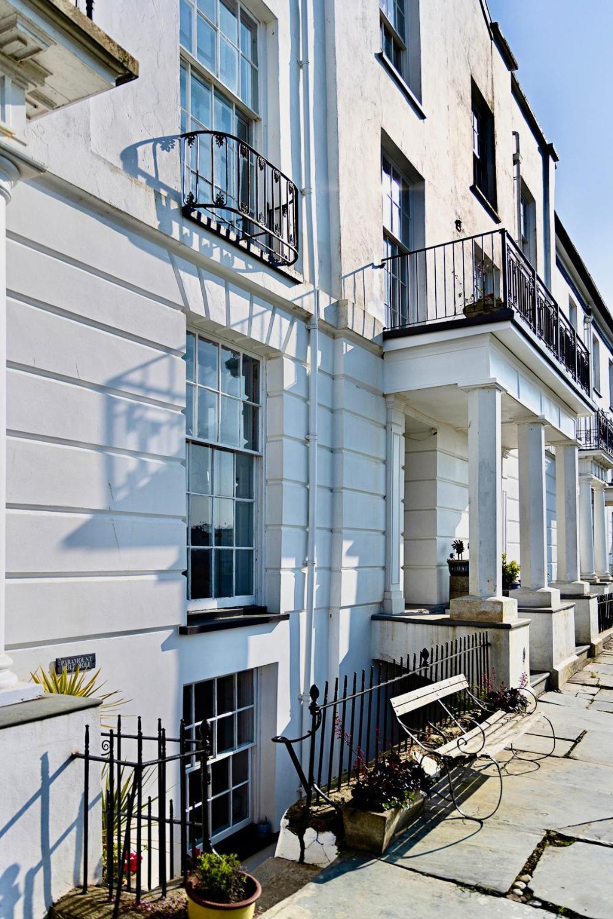 Paramount Apartments Ilfracombe, Arty Seaside Holiday Apartments Oda fotoğraf